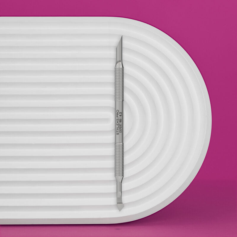 Manicure pusher EXPERT 90 TYPE 4.2 (bevelled pusher and bent blade)