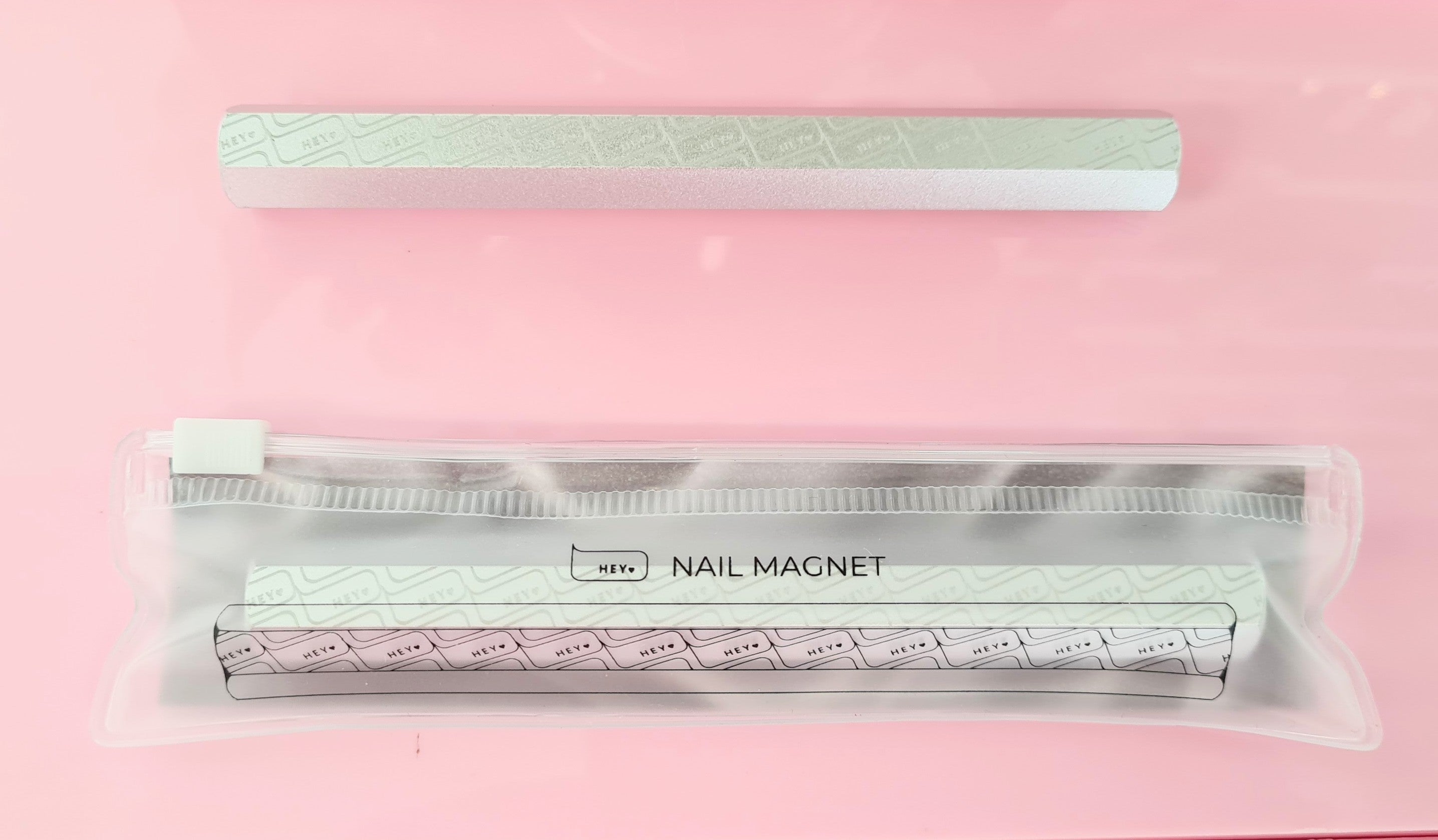 Hello Nail Magnet "Hey" image 1